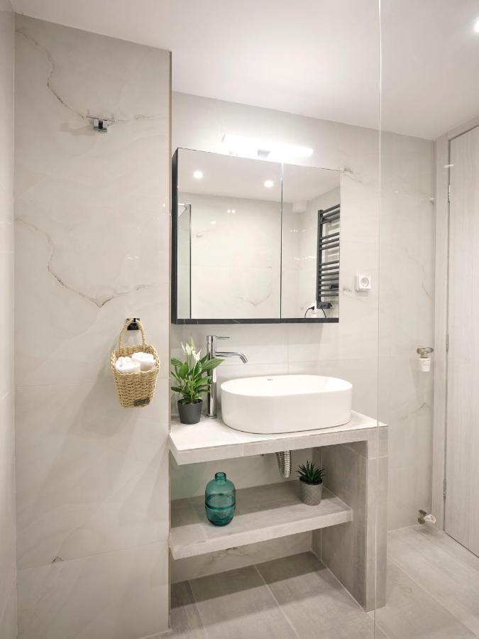 "Under The Olive Tree"- Beautiful Apartment In The Heart Of Atenas Exterior foto